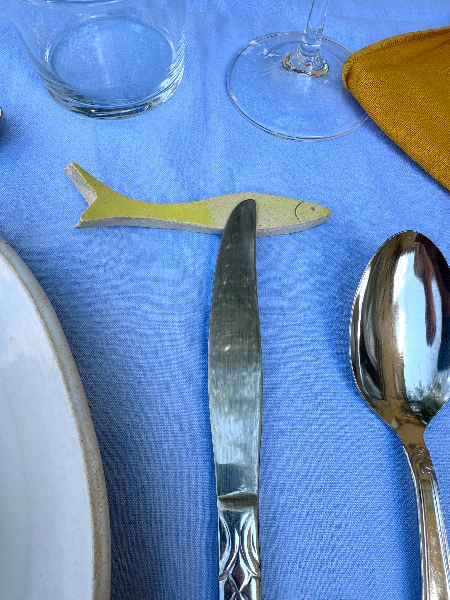 Les Anchois - porte couteaux jaunes
